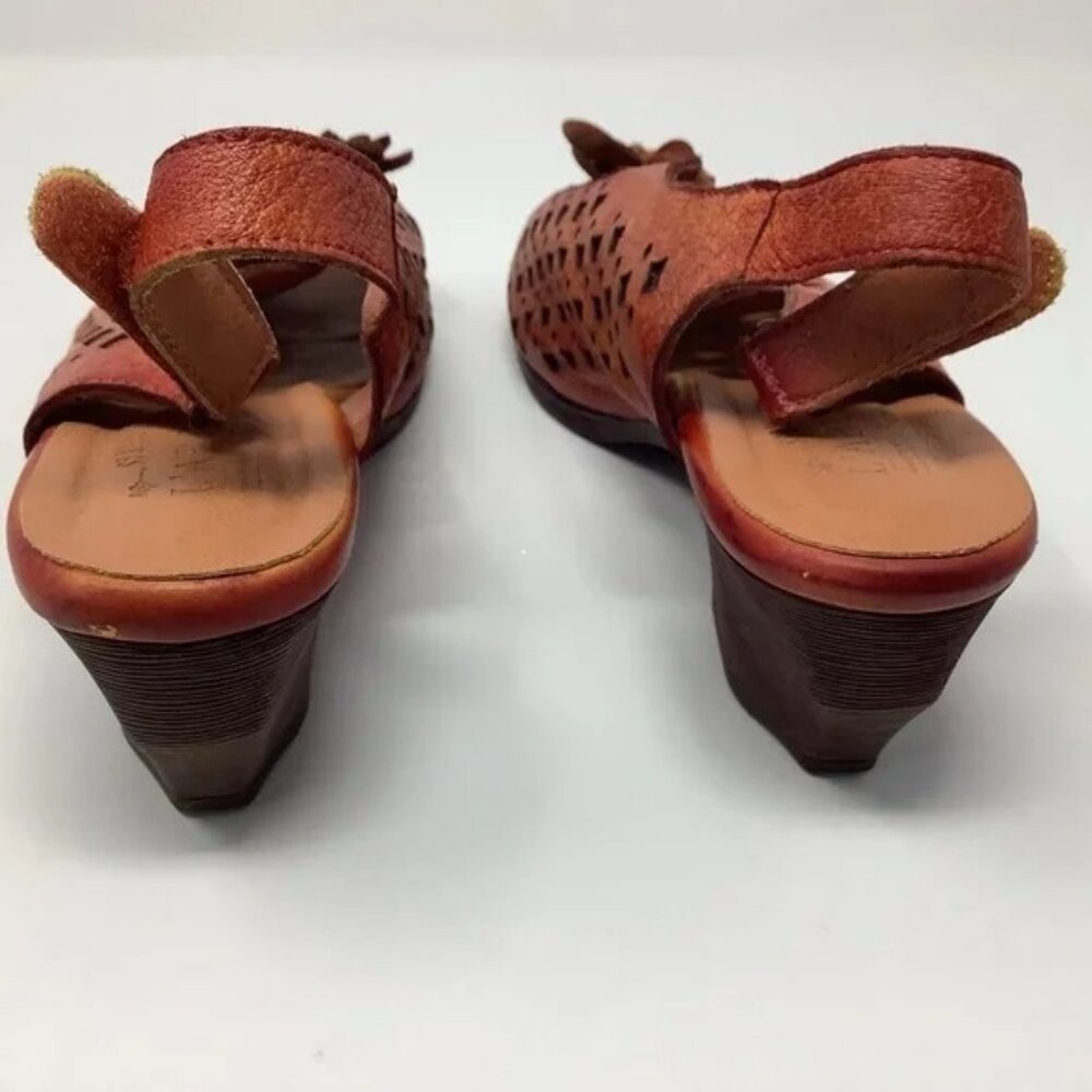 Artisan Orange Leather Sandals with Floral Accent - Picture 4 of 6